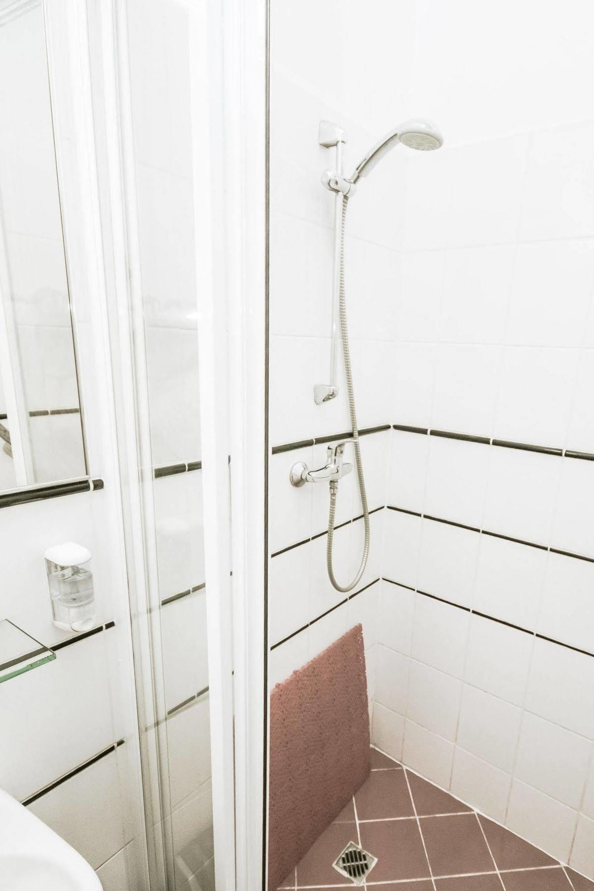 ריגה Hotel Kert Free Parking מראה חיצוני תמונה